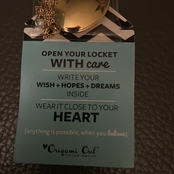 New Retired ORIGAMI OWL Gold Chain CORAL ENAMEL WISH LOCKET Hinged Oval HTF - Picture 4 of 5